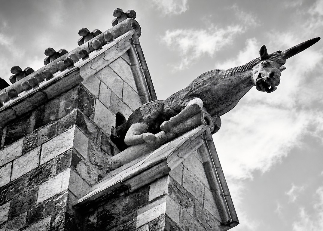 Fotografía en blanco y negro de un rincón urbano, con un estilo elegante y atemporal
